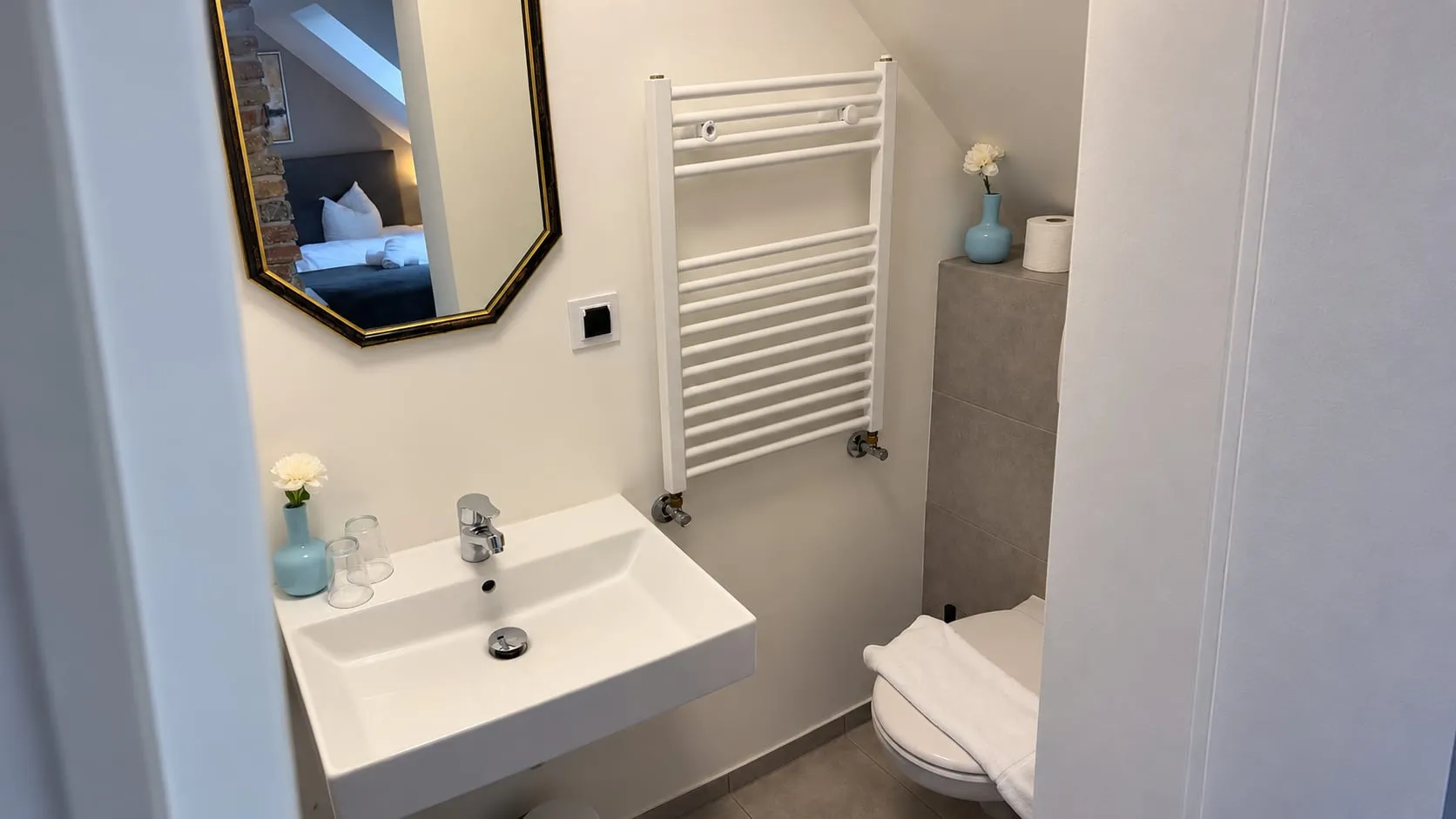 Badezimmer mit Handtuchheizkörper und WC