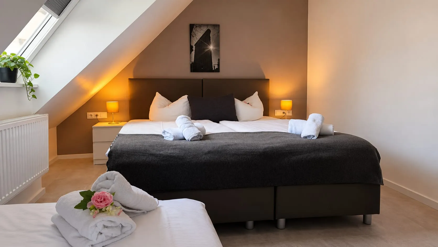 Familienzimmer mit Doppelbett und zusätzlichem Bett im Vordergrund